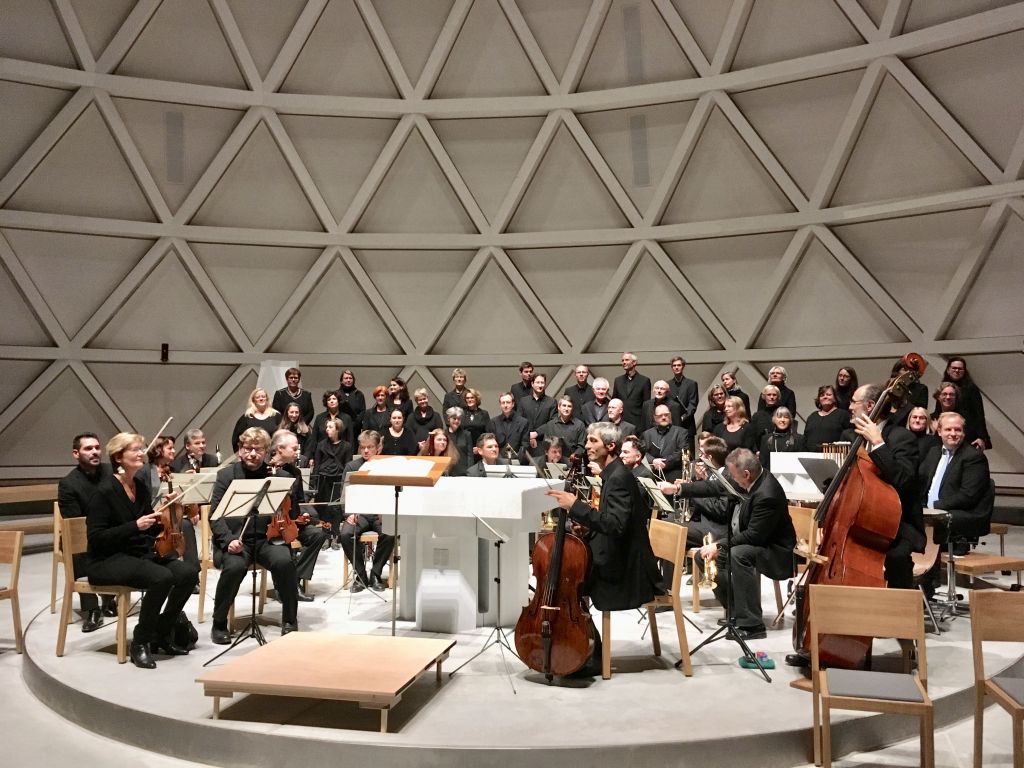 Das ensemble pro musica baut sich rund um den Altar der St.Josef-Kirche auf