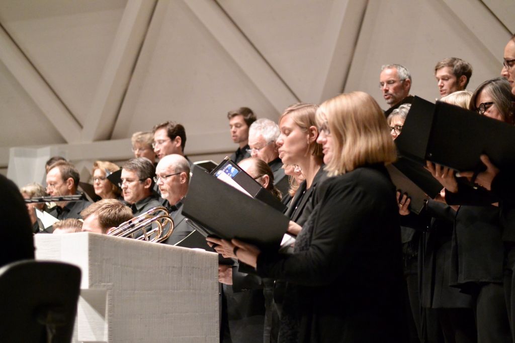 Die Chormitglieder von cantica nova holzkirchen singen aus ihren Partituren