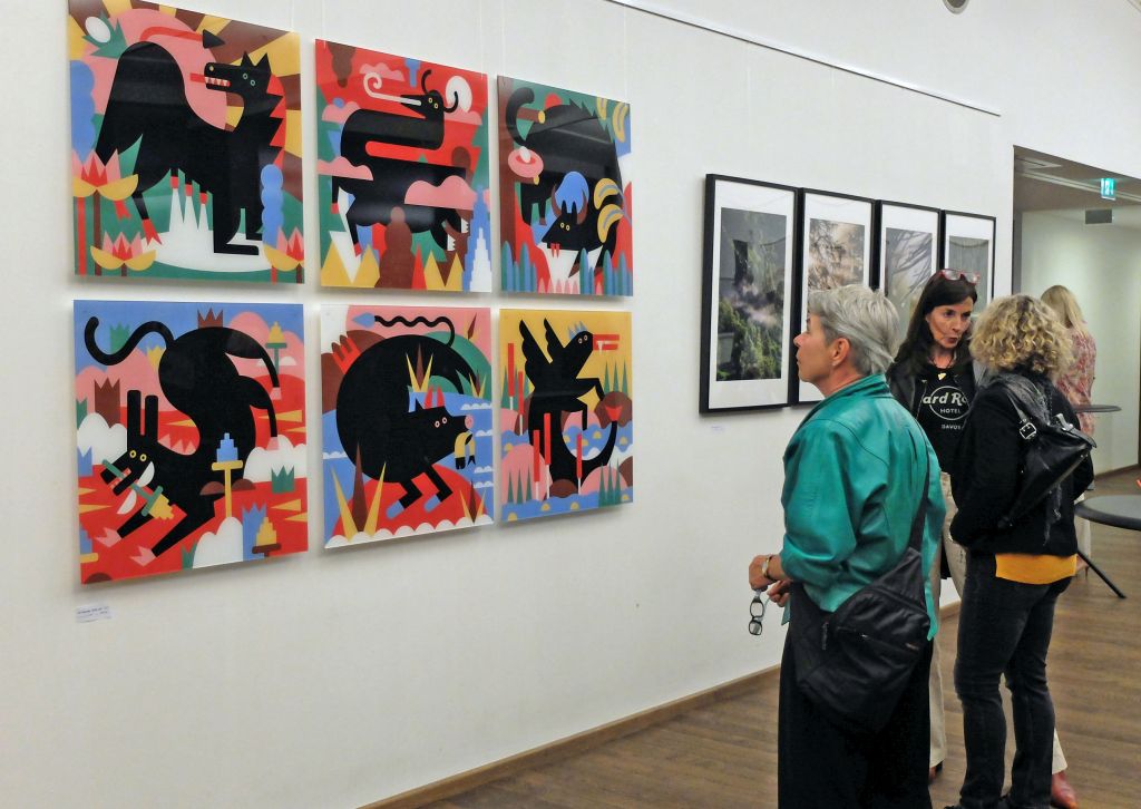 Blick in die Ausstellung auf die farbenfrohen Illustrationen von Katharina Bourjau