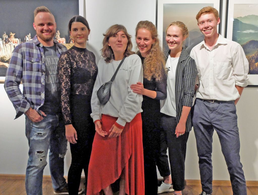 Die jungen Kreativen bei der Ausstellung im Seeforum: Felix Wolf, Muriel Breu, Lea schneider, Katharina Bourjau, Miriam Mayer, Vitus Rettermmeier (v.l.).
