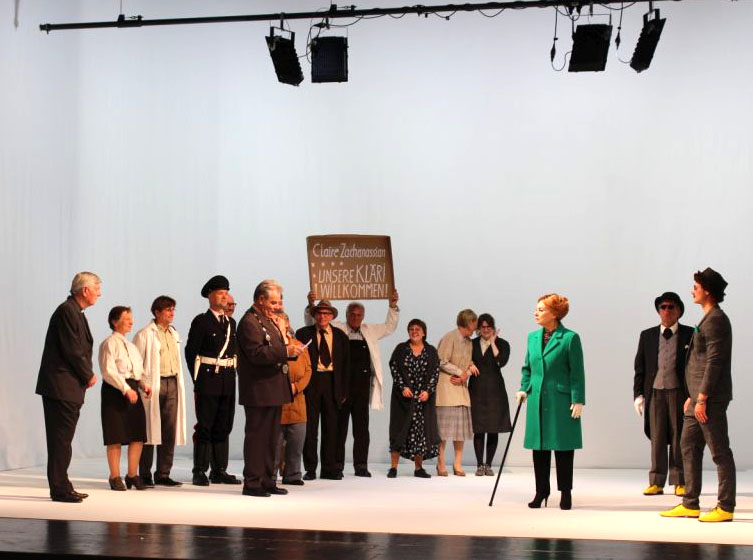 Der Besuch der alten Dame - Claire kommt in Güllen an. Ensemble des Weilheimer Stadttheaters