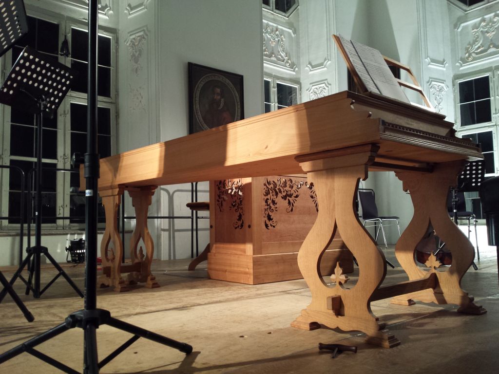 Cembalo und Truhenorgel stehen zum Spiel bereit
