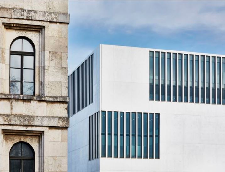 NS-Dokumentationszentrum München mit Fassadenanteil des ehemaligen Führerbau, heute Musikschule.