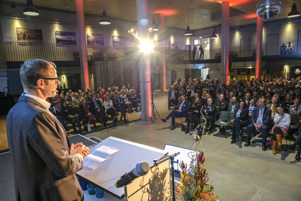 Wissenschaftskabarettist Vince Ebert stiftet zum fantasievollen Aus-der-Reihe-tanzen an.