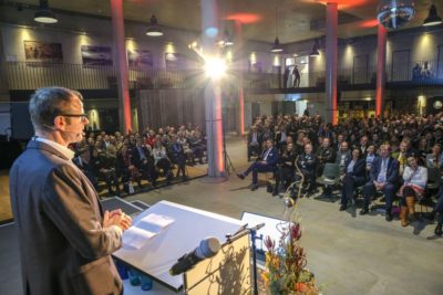 Wissenschaftskabarettist Vince Ebert stiftet zum fantasievollen Aus-der-Reihe-tanzen an.