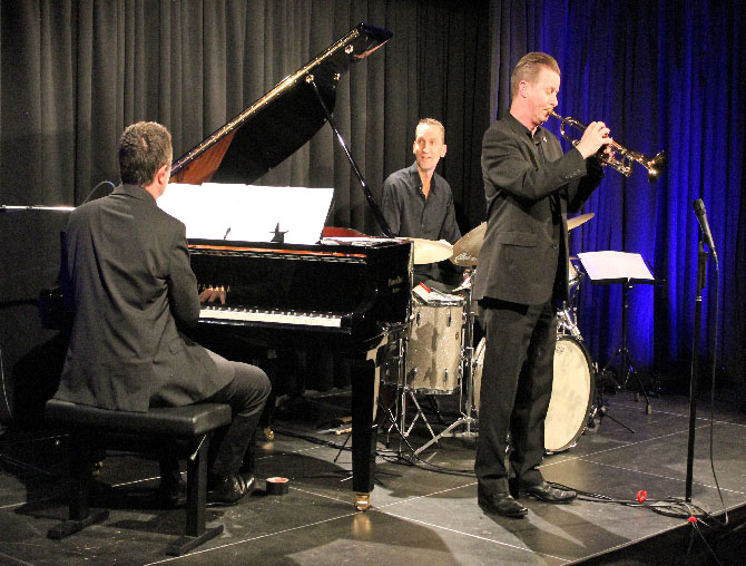 Echoes of Swing in Höchstform Bernd Lhotzky, Oliver Mewes und Colin T.Dawson 