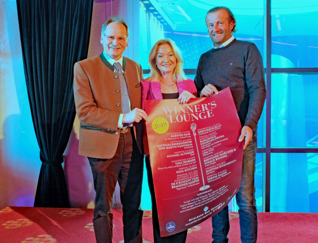 Winners Lounge Bad Wiessee 2019 - Präsentieren stolz das Jahresprogramm der Winners Lounge für 2019: Vize-Bürgermeister Robert Huber, Spielbankdirektorin Antje Schura und Peter Rie, Veranstaltungsmanager der Tegernseer Tal Tourismus GmbH