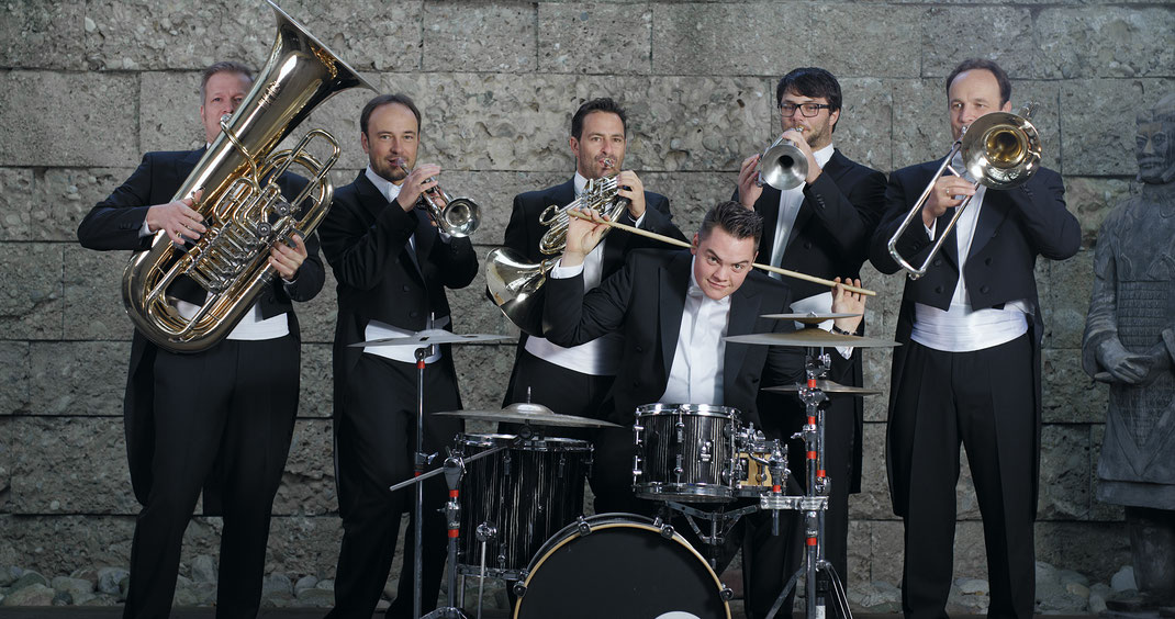 Die sechs Musiker von esbrassivo: Thomas Stadler, Josef Lang, Marinus Brückmann, Alexander Hermann (sitzend), Georg Hiemer und Sebastian Lang (v.l.)