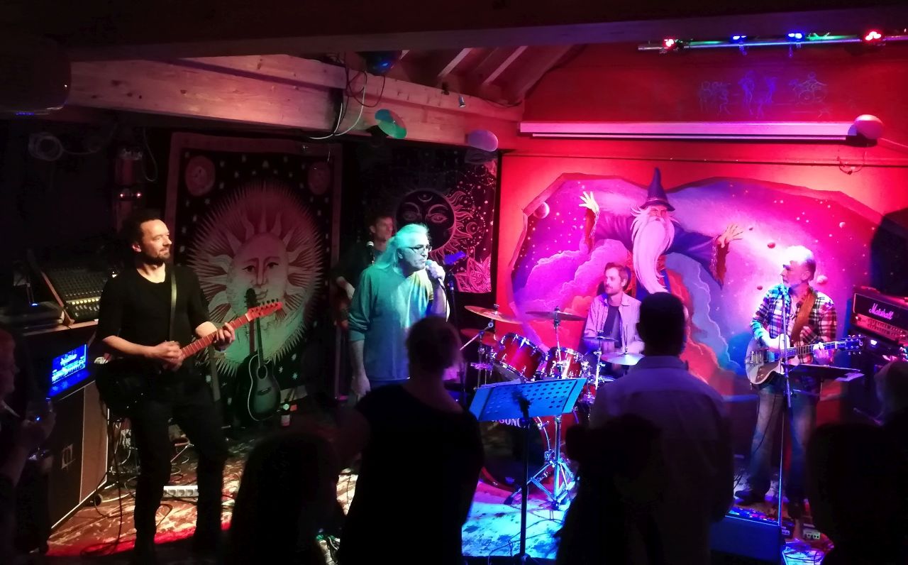 WeyHallas Hausband, die „Schandfleck Survivors“