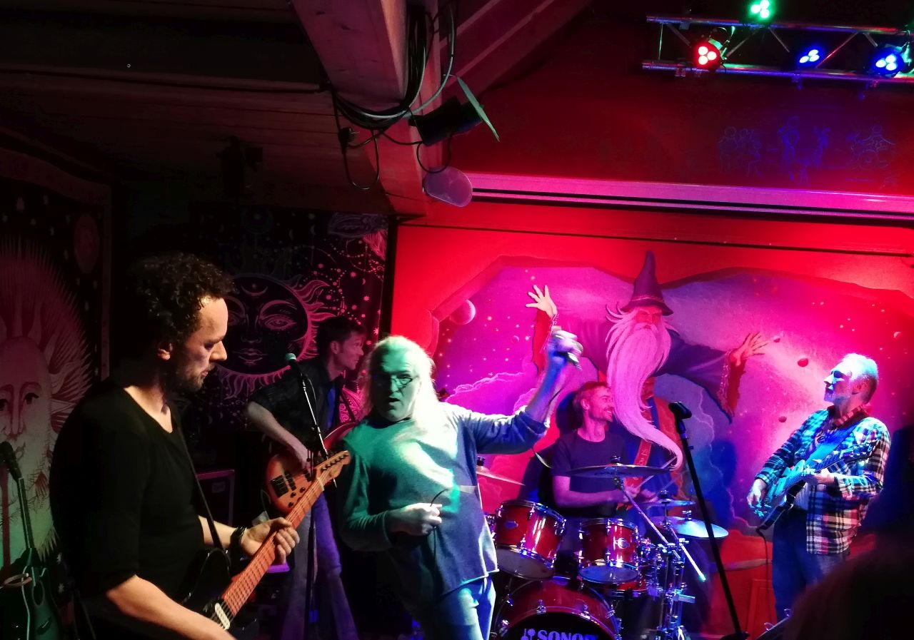 Die Band macht es vor, wie man sich zur Musik bewegt