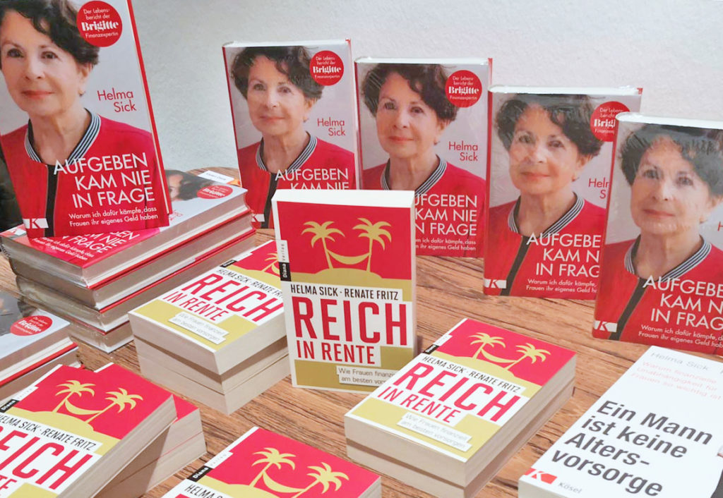 Der Büchertisch mit den Ratgeberbüchern von Erfolgsautorin Helma Sick
