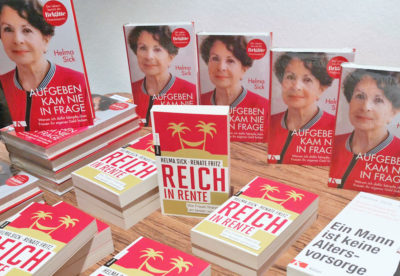 Der Büchertisch mit den Ratgeberbüchern von Erfolgsautorin Helma Sick