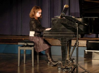 Tochter Sophia Maier virrtuos am Klavier beim Kammerkonzert in Miesbach
