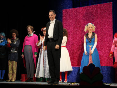 LTB - Der stolze musikalische Leiter Rudolf Maier-Kleeblatt mit Solisten des Bayrischen Landestheaters