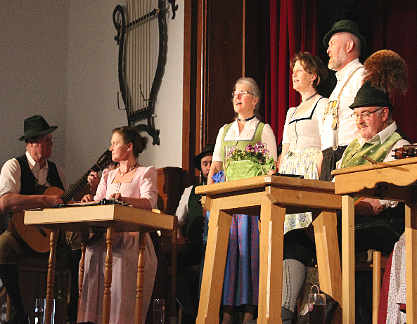 Gefühlvolles mit dem „Chiemseewinkel Dreigsang“ rechts im Bild: Humorvoller Ansager Lenz Berger. 