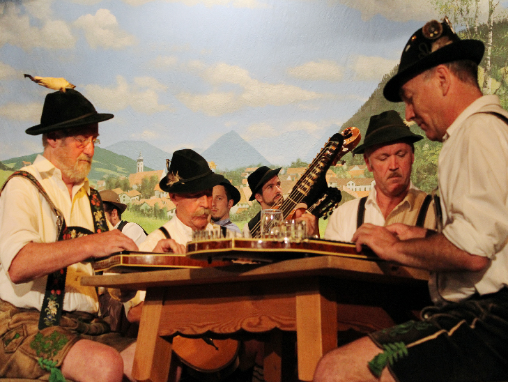 „Zithermusi Hornsteiner“ – die Meister an der Zither. 