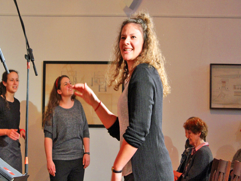 Strahlende Chorleiterin Agnes Schlaghaufer