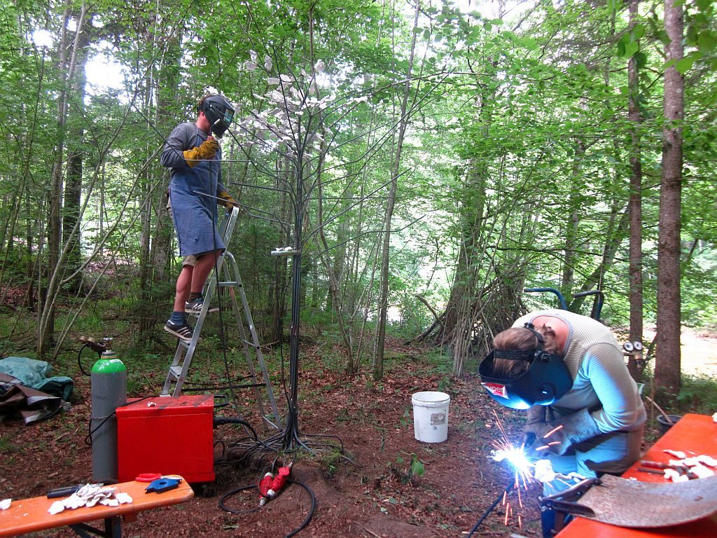 Annika Schüler und Niels Klaunick bauen einen Baum aus Stahl und Porzellan.