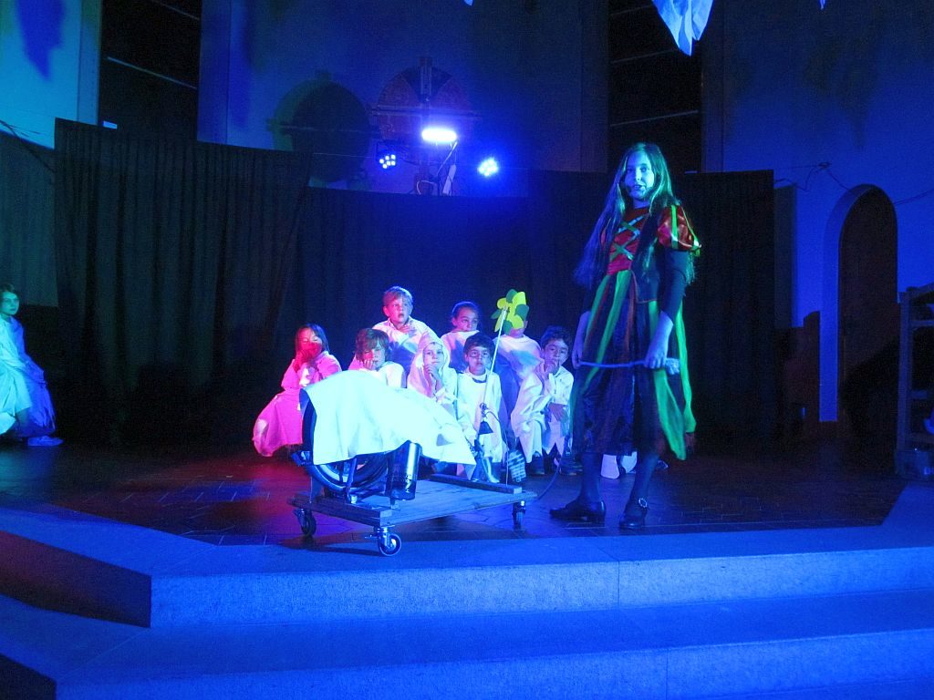KInder-Grusical Hexe mit Krachmaschine
