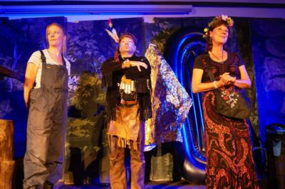 Die Sennerin Maria (Ulrike Dostal) bekommt Besuch auf der Alm(Stefan Bartl, Christine Sperber)
