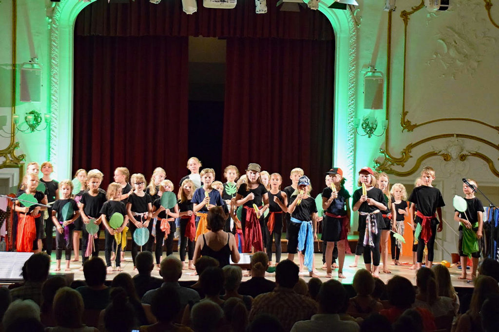 „Ich bin der König“ mit dem cantica kinderchor Foto: Heike Hering-Haas