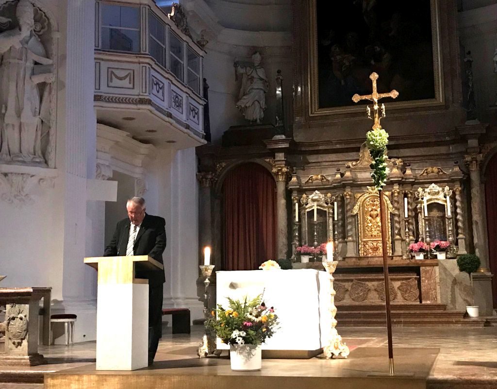 Monsignore Walter Waldschütz lädt zur Meditation 