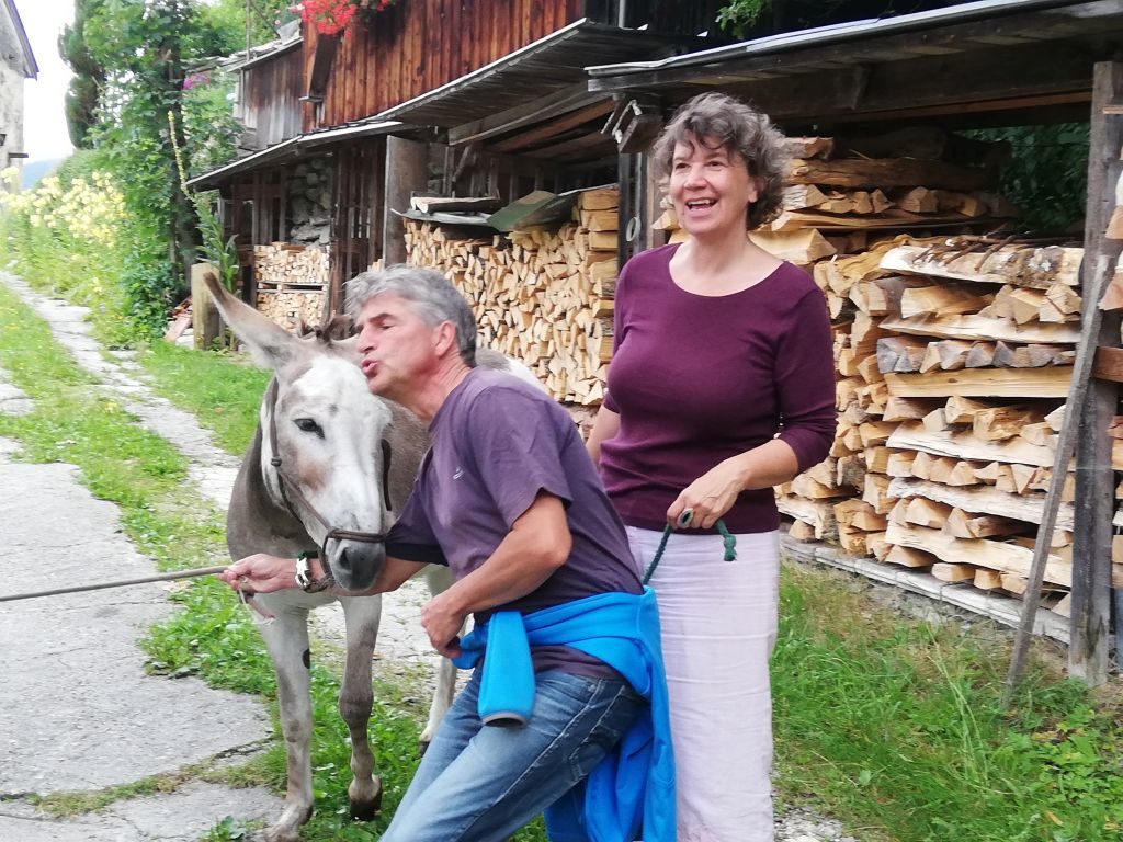 Vergnügte Teilnehmer auf der Eselwanderung. Foto: Karin Sommer