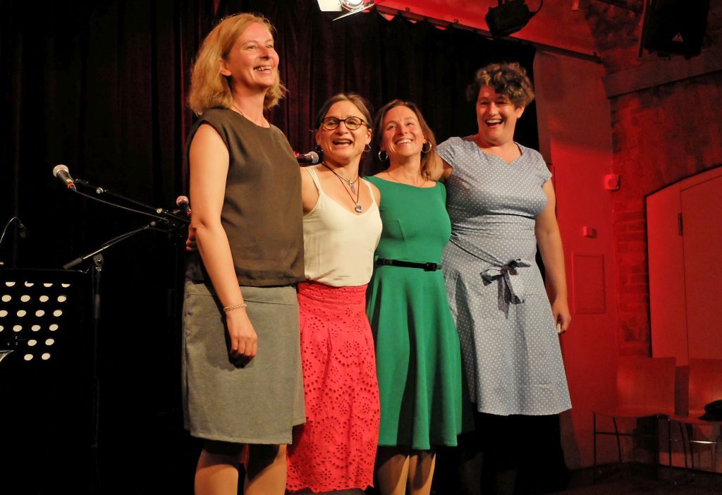 Karin Sommer, Annie Reisberger, Elisabeth Obermüller, Regina Reifenstuhl haben Spaß am Frausein