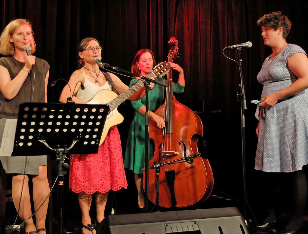 Weiblichkeit feiern in Miesbach - Karin Sommer, Annie reisberger, Elisabeth Obermüller, Regina Reifenstuhl im Kellerbrettl beim Abend zum Frau-Sein