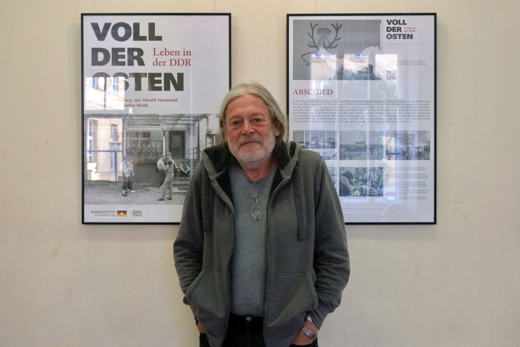 Der Fotograf Harald Hauswald von Tafeln der Ausstellung "Voll der Osten", aufgenommen am 13. Februar 2018 im Podewil Berlin