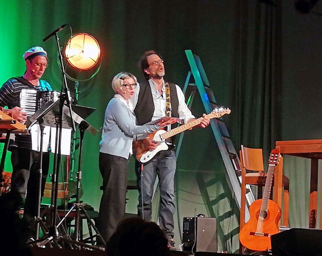 Karl Valentin in Schliersee - Humorvolles Valentin-Trio: Andreas Rebers, Barbara de Roy, Helmfried von Lüttichau. Foto: Karin Sommer