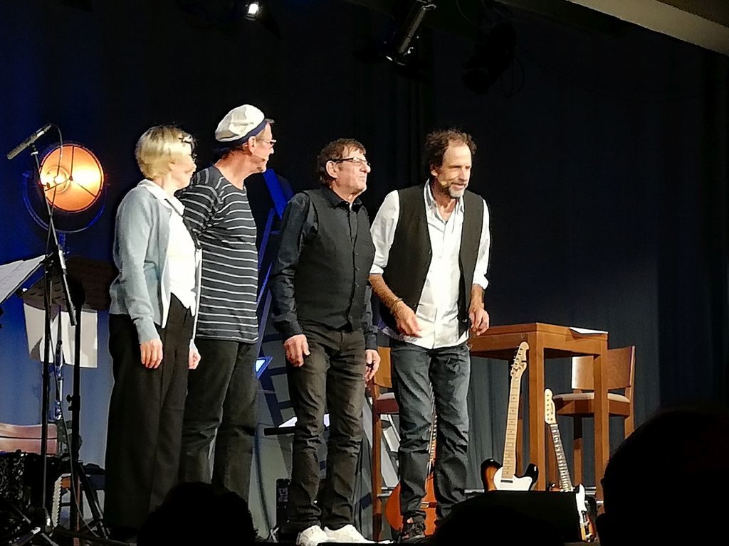 Verdienter Applaus für Barbara de Roy, Andreas Rebers, Heinz Grobmeier und Helmfried von Lüttichau. Foto: Karin Sommer