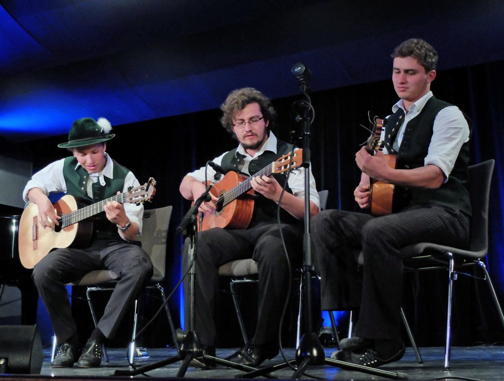  Die Liebe zur Gitarre vereint Maxi Poensgen sowie Michi und Xaver Huber zum „Setzberg Gitarrentrio“. 