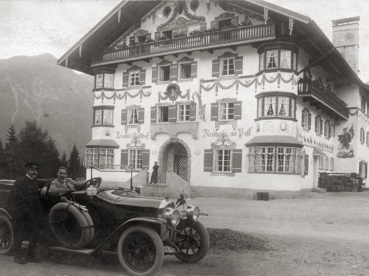 Das von Terofal 1912 erbaute Gasthaus „Neuhaus zur Post Im Automobil sitzt der Terofal Schwiegersohn Josef Riendl. Bei dem Wagen handelt es sich um einen Protos Typ G, hergestellt zwischen 1910 und 1914 in Berlin Spandau.