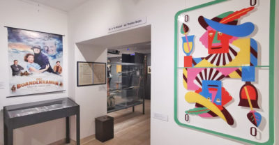 Rechts der Gras-Ober von katharina Bourjau, der auch das Ausstellungsplakat ziert