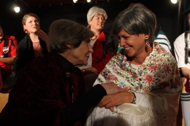 Zum Verwechseln ähnlich: Claudia Brodzinska-Behrend mit ihrem Double Rosi Staber. Foto: Katharina Waldschütz
