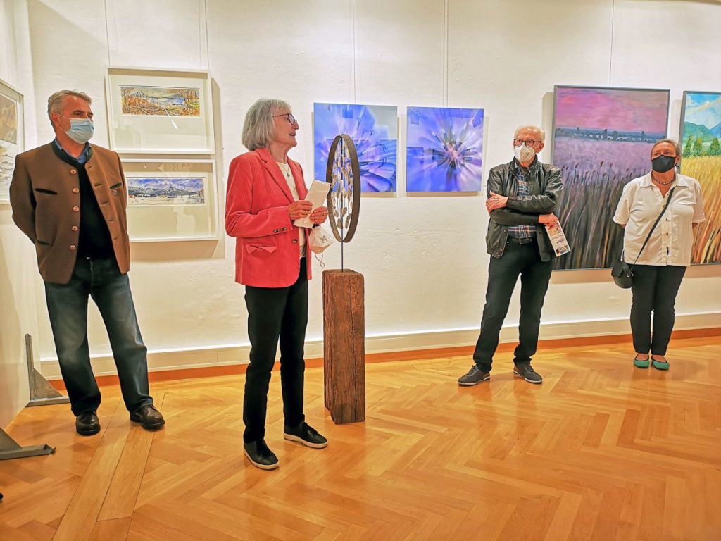 Eröffnung der 71. Tegernseer Kunstausstellung durch Eva Knevels und dem Ersten Bürgermeister Tegernsees, Johannes Hagn