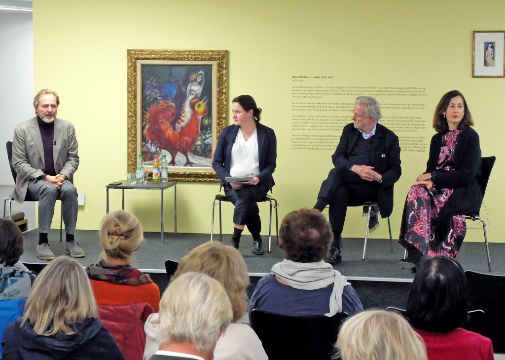 Michael Beck moderiert das Face to Face Gespräch zu Provenienzforschung mit Dr. Tessa Rosebrok, Dr. Mario von Lüttichau und Dr. Andrea Bambi (v.l.)