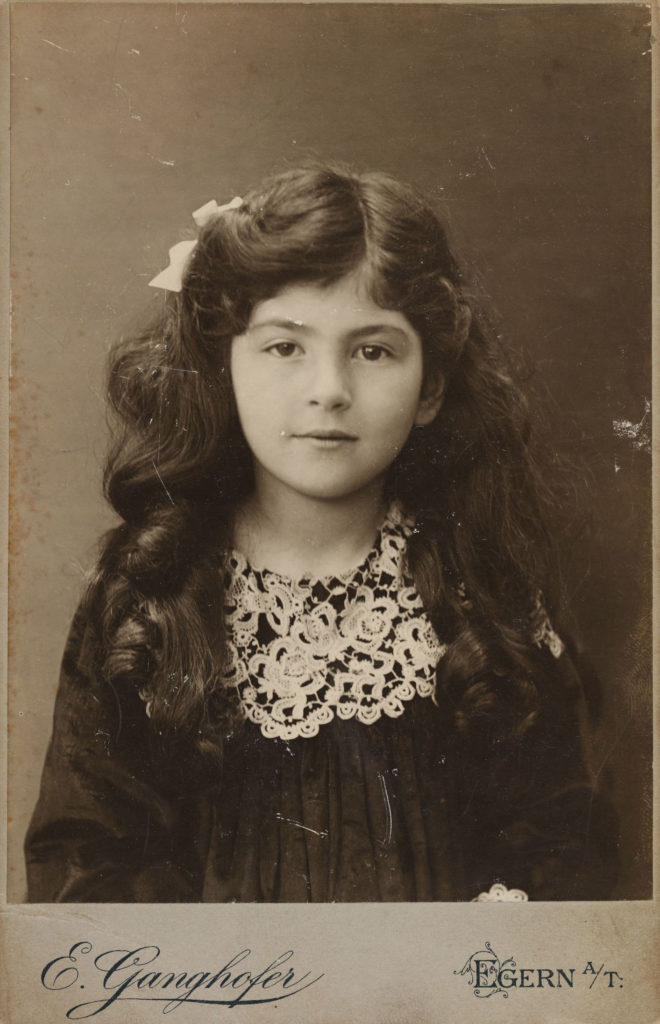 Die kleine Margarete Dispeker, fotografiert von Emil Ganghofer in seinem Fotostudio in ihrem Geburtshaus