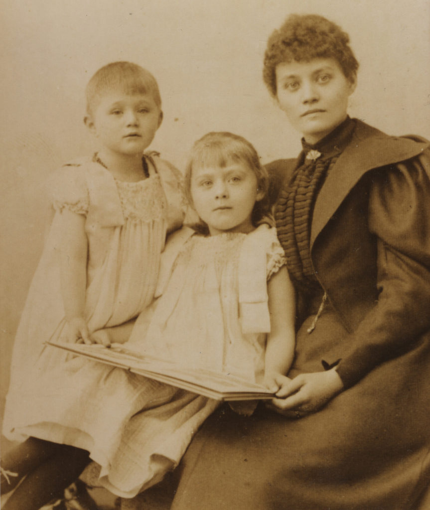 Hedwig Courths-Mahler und ihre Töchter - Moderne Mutter mit eigenem Beruf: Schriftstellerin