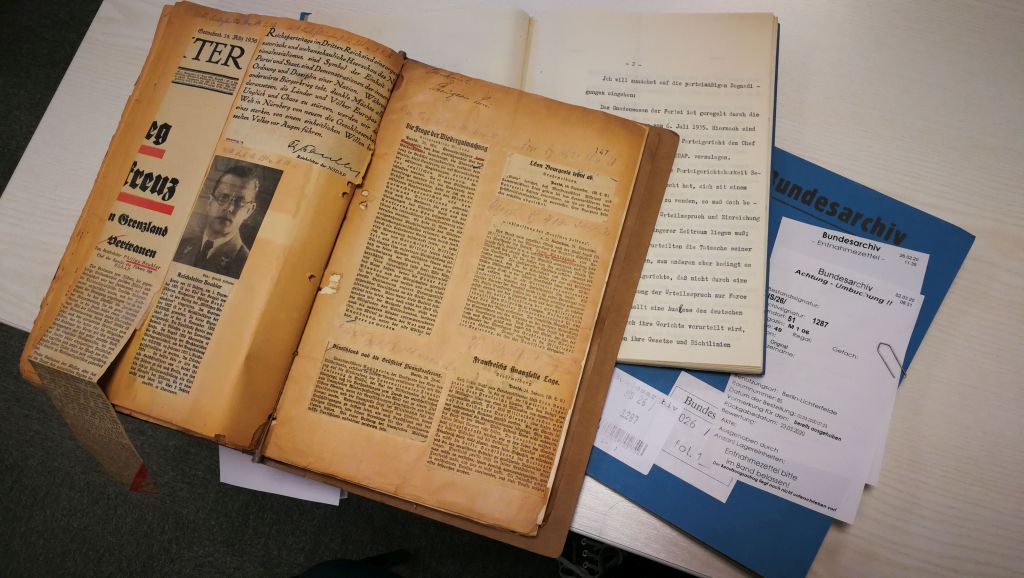 Für ihr Buch hat Christiane Tramitz u.a. das Bundesarchiv auf den Spuren von Vronis Familie und den Menschen des kleines Dorfes durchforstet