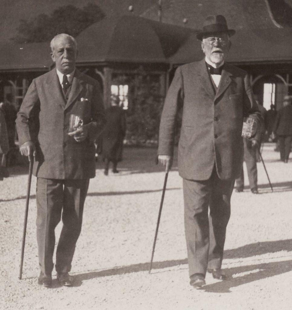 Adriaan Stoop (rechts) mit seinem Bruder Kaes vor der Wandelhalle