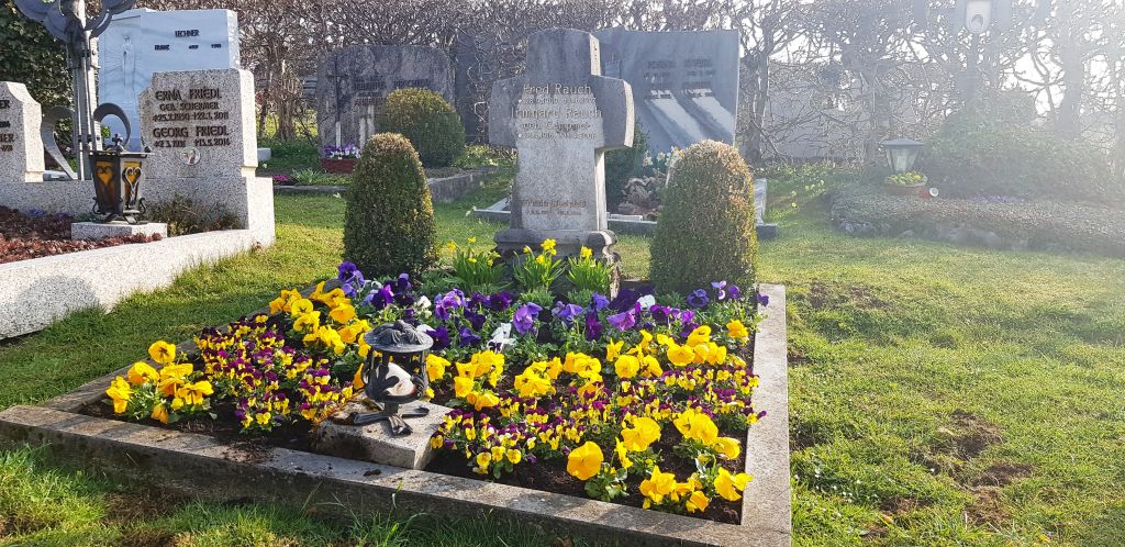 Das Grab von Fred Rauch liegt auf dem Bergfriedhof Gmund, wo auch Ludwig Erhard begraben liegt