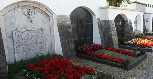Grabreihe Ludwig Ganghofer, Ludwig Thoma, Maidi Liebermann von Wahlendorf. Foto: Peter Czoik (TELITO)