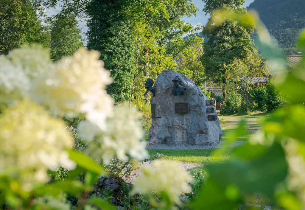 Der Kreuther Künstlerstein im Kurgarten des Bergsteigerdorfes ehrt sieben Künstler, die dort lebten oder wirkten