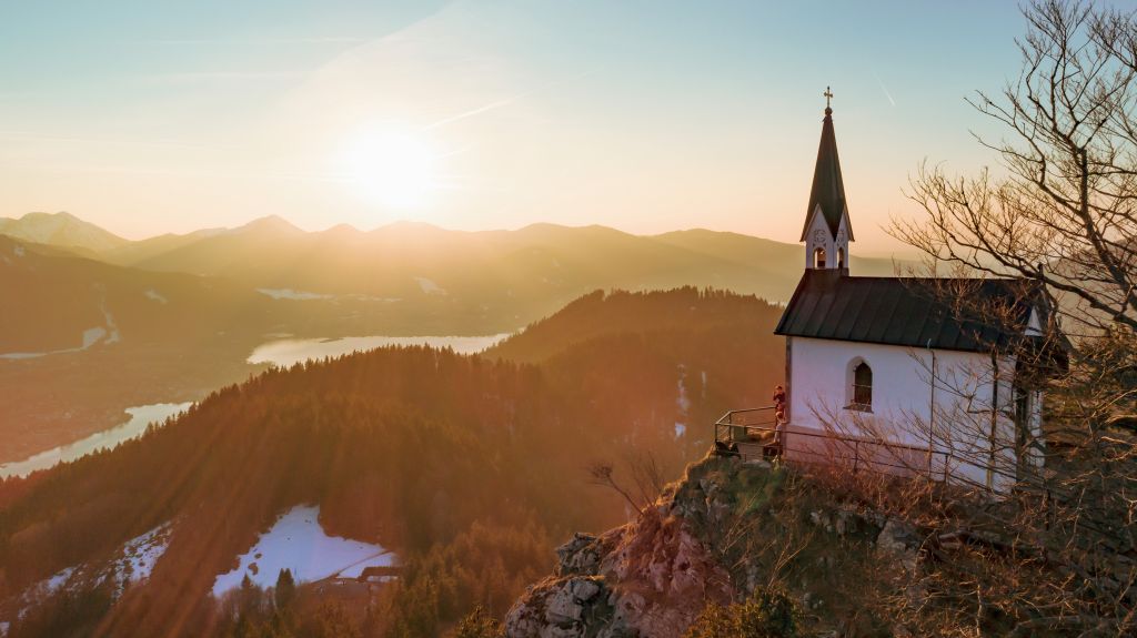 Tegernseer Sagenspaziergang führt hoch über dem Tegernsee – zur Riedersteinkirche