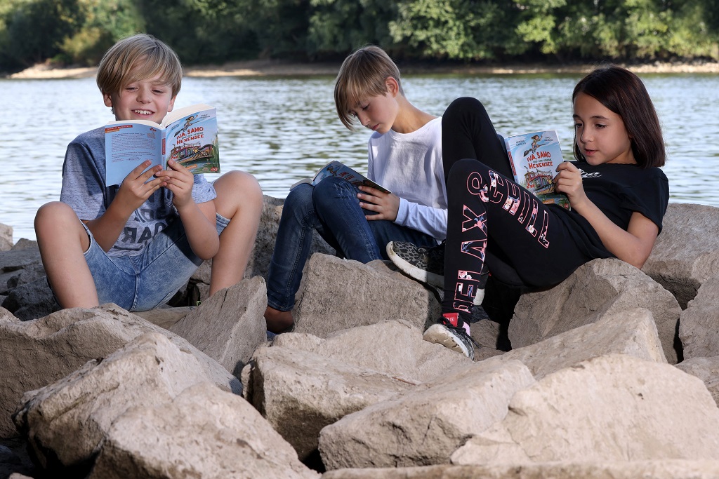 Kinder lesen am Welttag des Buches