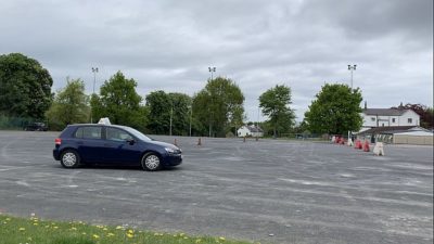 Die erste Fahrstunde durften alle auf dem Schulparkplatz machen