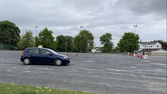 Die erste Fahrstunde durften alle auf dem Schulparkplatz machen