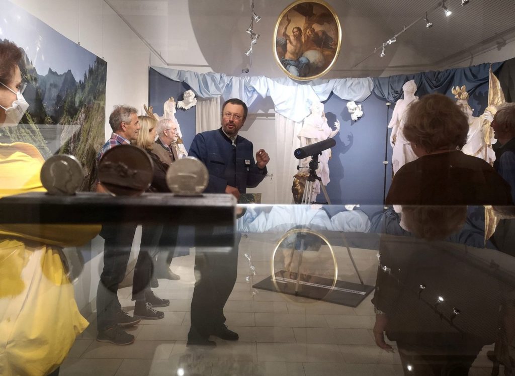Dr. Roland Götz führt durch die Sonderausstellung zum Brandner Kasper - erfolgreiche Lange Nacht der Kunst 2022 